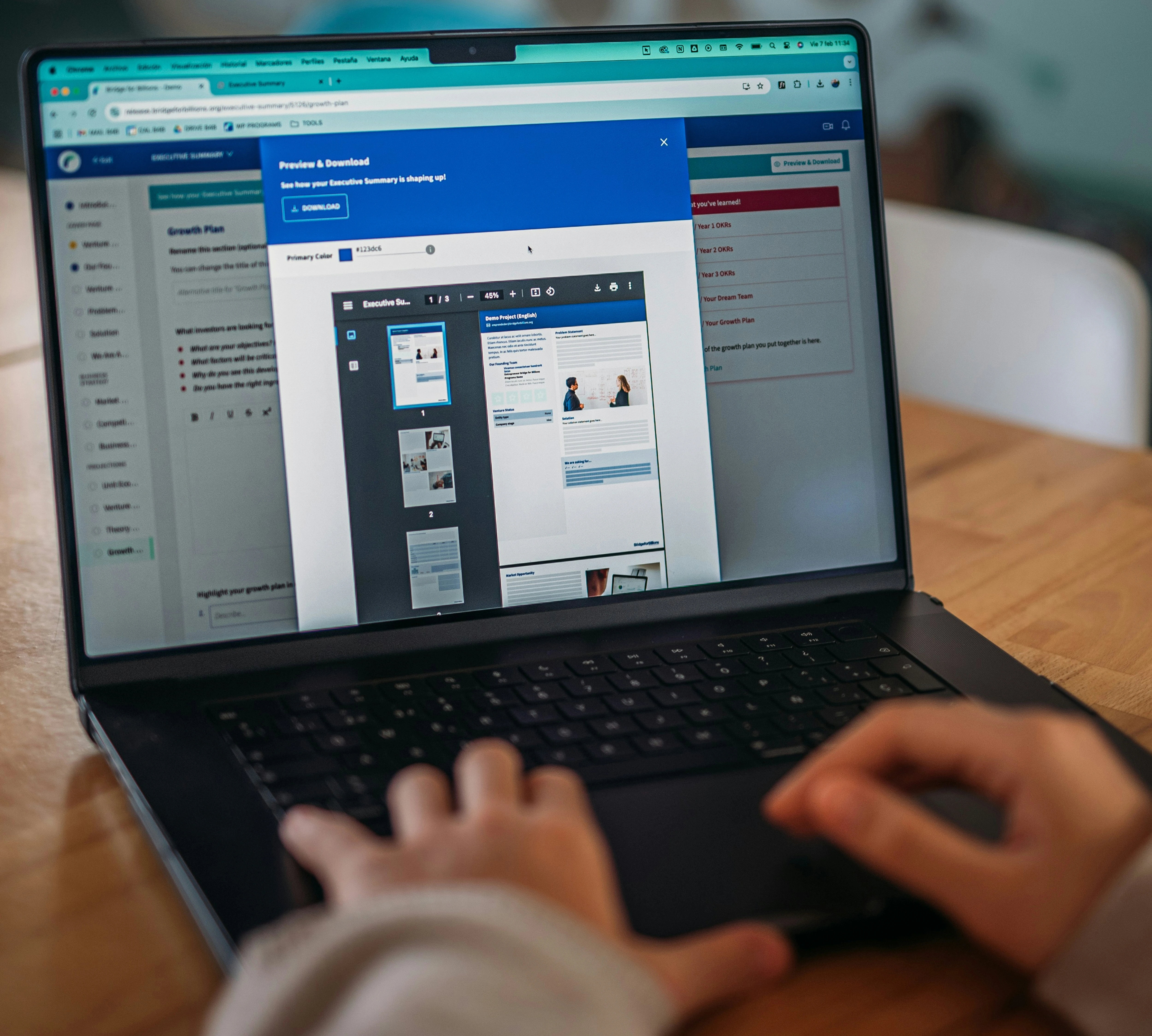 Laptopskærm med kunde-adgang og downloads